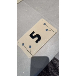 Stort skilt med TAL/BOGSTAVER