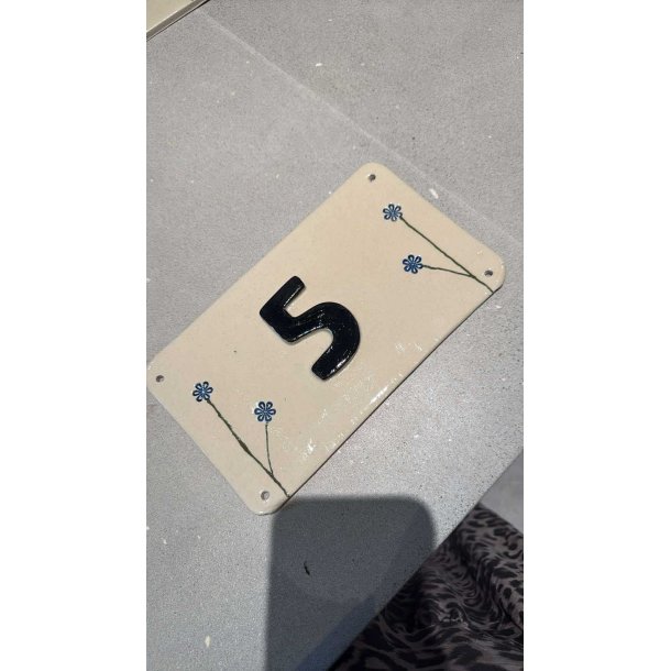 Stort skilt med TAL/BOGSTAVER