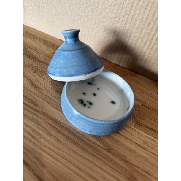 Lille sk�l med l�g i porcel�n drejet i h�nden