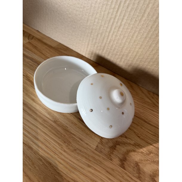 Lille sk�l med l�g i porcel�n drejet i h�nden