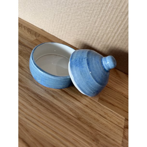 Lille sk�l med l�g i porcel�n drejet i h�nden