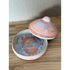 Lille sk�l med l�g i stent�j drejet i h�nden