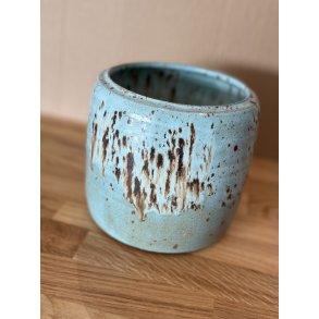 Urtepotteskjuler i stent�j drejet i h�nden