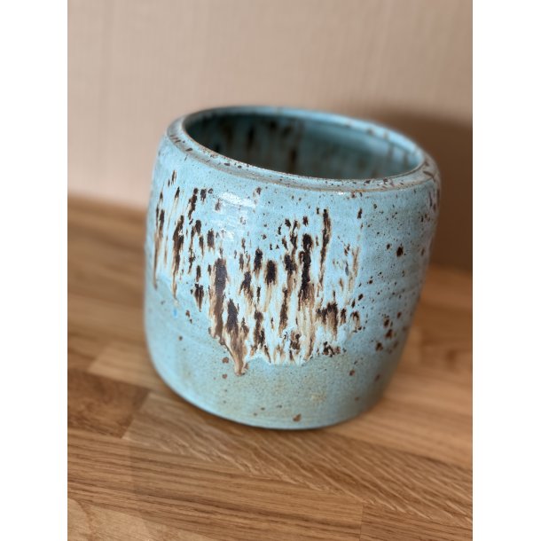 Urtepotteskjuler i stent�j drejet i h�nden