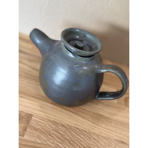 Lille tekande i stent�j drejet i h�nden