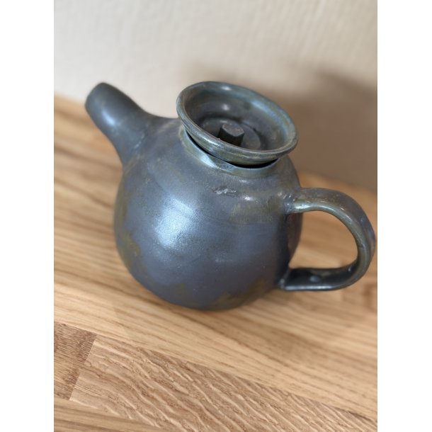 Lille tekande i stent�j drejet i h�nden