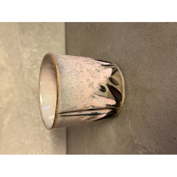 Lille porcel�nskop med udsk�rne blomster 