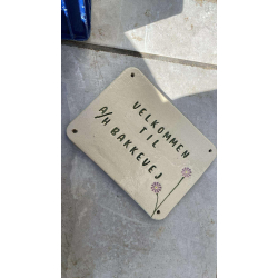 Lille skilt med TAL/BOGSTAVER 