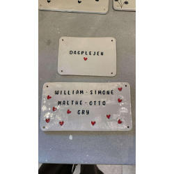 Lille skilt med TAL/BOGSTAVER 